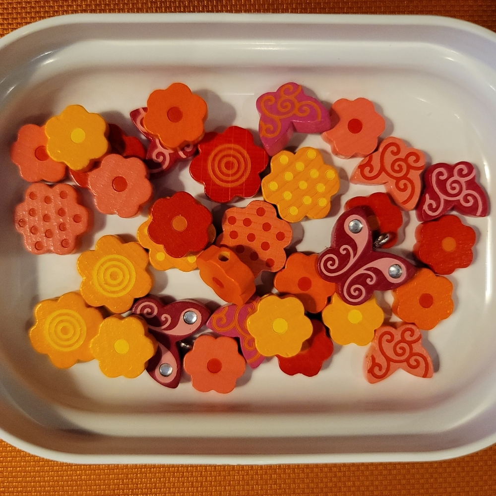 32 flower butterfly wood beads NEW w/gift box Summer Activity Birthday Party K